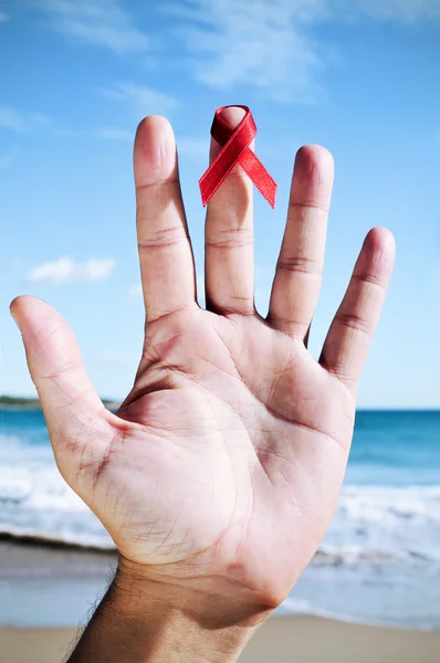 Joven con una cinta roja — Foto de Stock