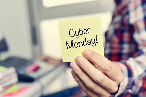 Young man with a sticky note with the text cyber monday — Stock Photo, Image