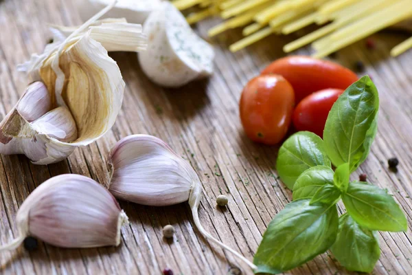 Aglio, menta, pomodorini e spaghetti — Foto Stock