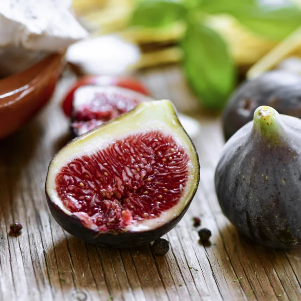 Vijgen op een rustieke houten tafel — Stockfoto