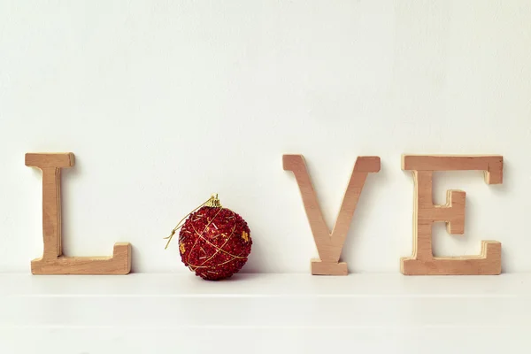 Lettere e bauble di Natale che formano la parola amore — Foto Stock