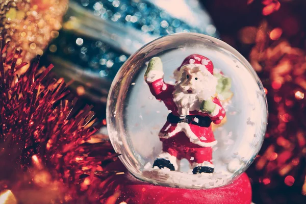 Sfera di neve di Natale e ornamenti — Foto Stock