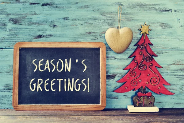 圣诞树和文本致以节日的问候在黑板 — 图库照片