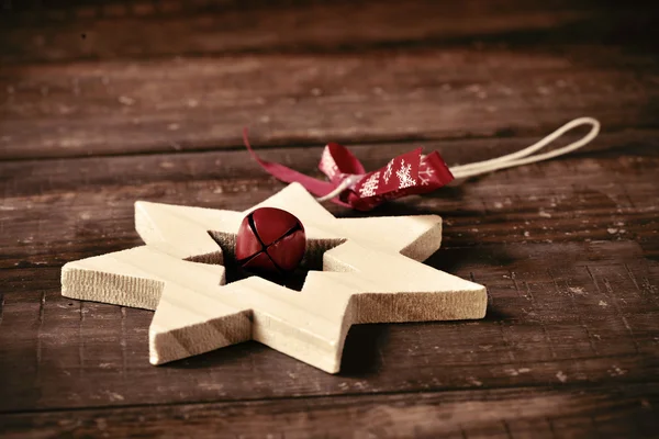 素朴な木製の表面に木製のクリスマスの星 — ストック写真