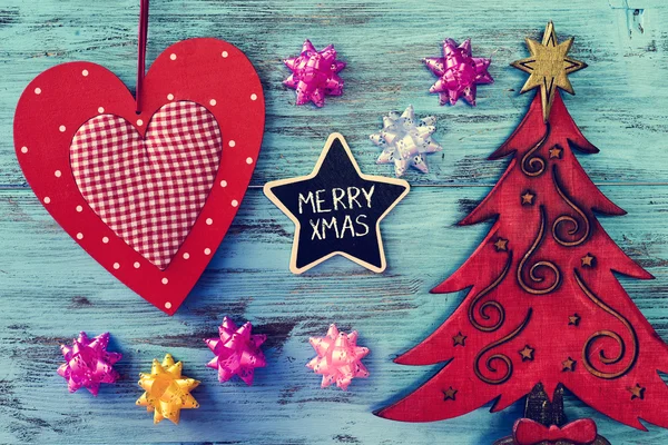 Enfeites de Natal e xmas de texto alegre em um chalkbo em forma de estrela — Fotografia de Stock
