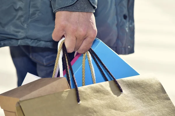 Jeune homme portant des sacs à provisions — Photo