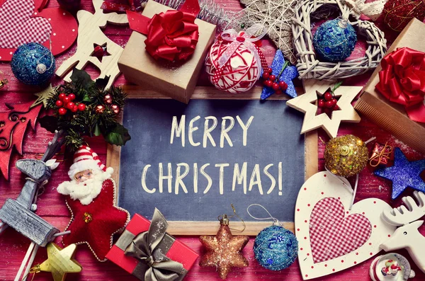 Karácsonyi díszek és a szöveg boldog karácsonyt — Stock Fotó