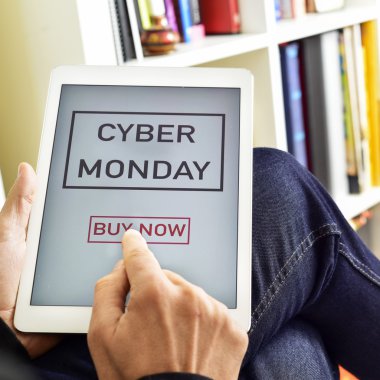 genç adam yolu ile tablet Cyber Pazartesi satın alma