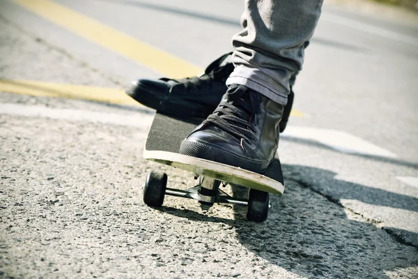 Joven skateboarding, filtrado — Foto de Stock