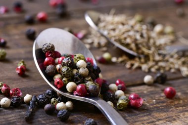 kaşığı peppercorns çeşitli ile
