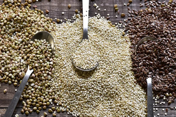 Graines de sarrasin, de quinoa et de lin brun — Photo