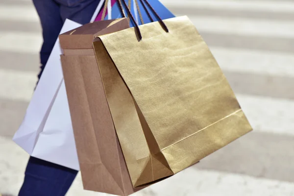 Jovem carregando alguns sacos de compras — Fotografia de Stock