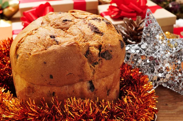 Panettone en una mesa de Navidad — Foto de Stock