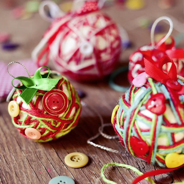 Bolas de Navidad hechas a mano, hechas con, cordones, cintas y botones — Foto de Stock