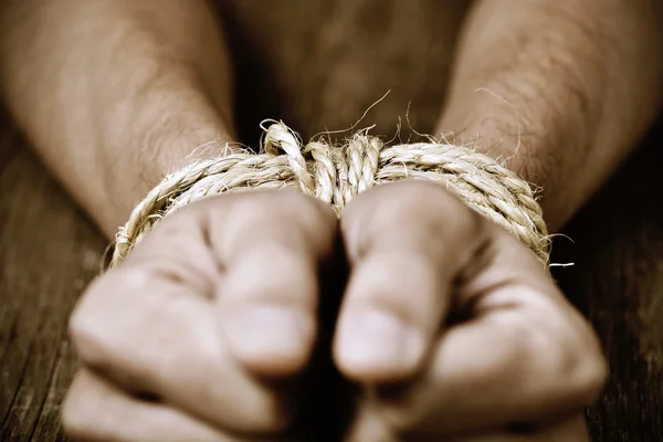 Les mains d'un jeune homme attaché à la corde — Photo