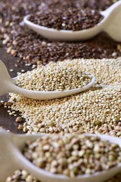 Sementes de trigo sarraceno, quinoa e linho castanho — Fotografia de Stock