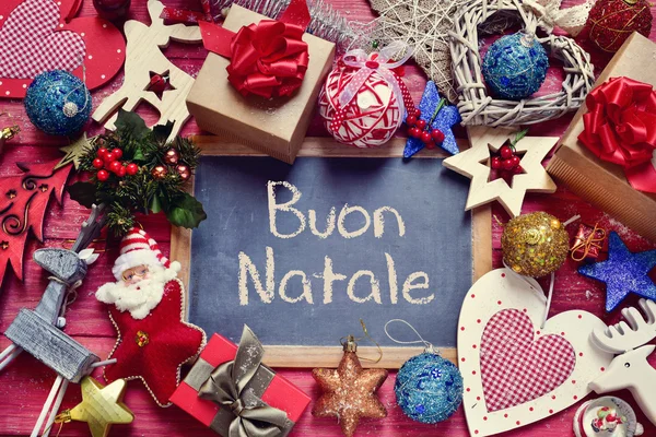 Ornamenten en tekst buon natale, vrolijk kerstfeest in het Italiaans — Stockfoto