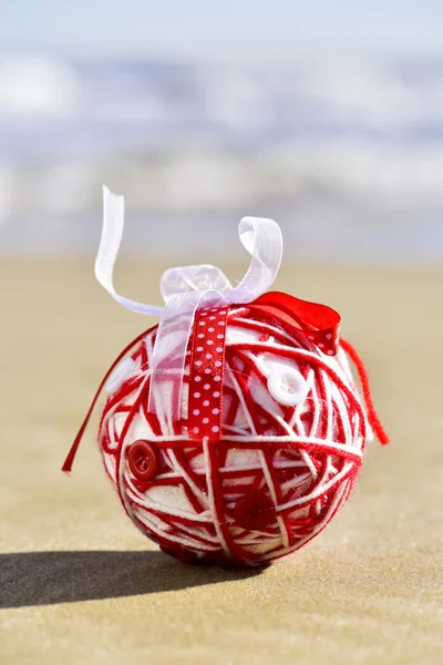 Handgemachte Weihnachtskugel am Strand — Stockfoto