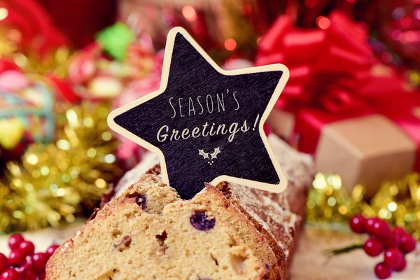 Fruitcake gegarneerd met een bord met de seizoenen van de tekst greetin — Stockfoto