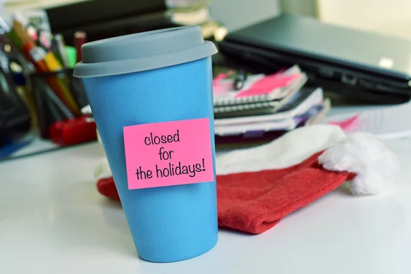 Text closed for the holidays in a mug — Stock Photo, Image