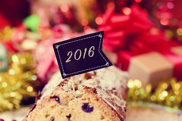 水果蛋糕与国旗与数目到 2016 年，作为新的一年 — 图库照片