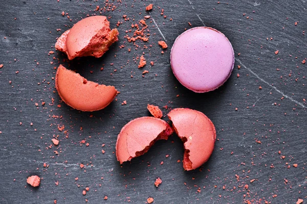 Színes macarons pala felületre — Stock Fotó