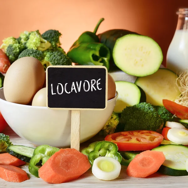 Oeufs, lait, légumes et mot locavore — Photo