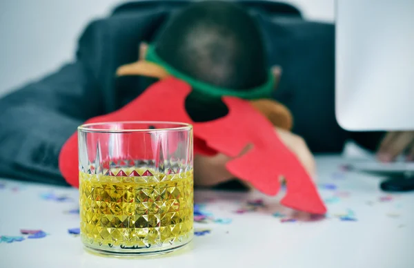 Бизнесмен спит в своем офисе после рождественской вечеринки — стоковое фото