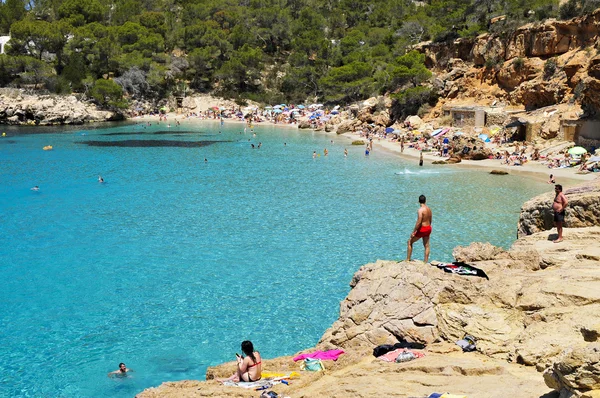 Pláž Cala Salada v San Antonio na ostrově Ibiza — Stock fotografie