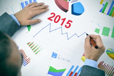 2015 sırasında bir artış eğilimi ile bir grafik gözlemleyerek işadamı