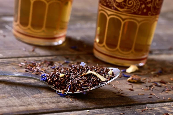 Rooibos-Tee gemischt mit Blumen, Trockenfrüchten und Kräutern — Stockfoto