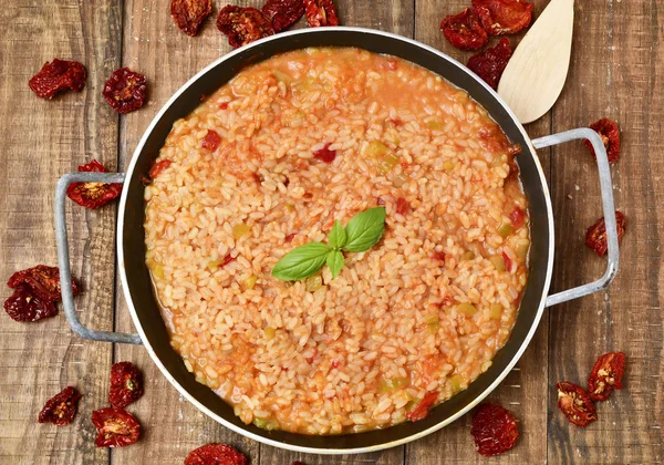 Paella vegetariana em uma mesa de madeira — Fotografia de Stock