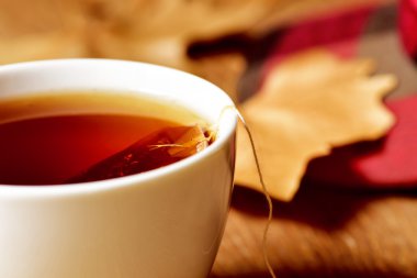 Çay poşetli bir fincan.