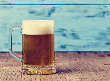 bira serinletici bir cam bardağa servis 