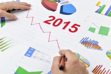 2015 sırasında bir düşme eğilimi olan bir grafik gözlemleyerek işadamı