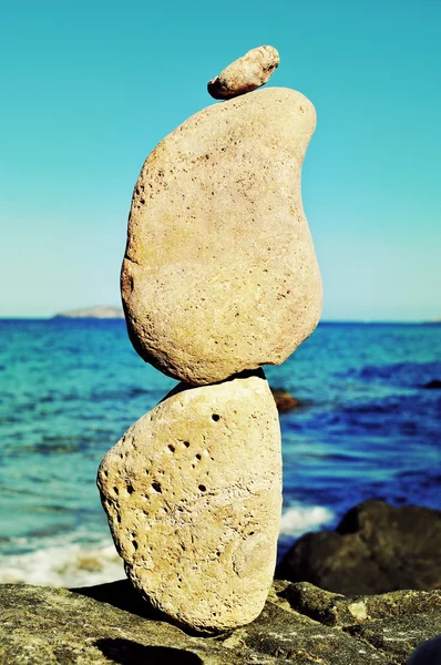 Tumpukan batu seimbang di Pulau Ibiza, Spanyol — Stok Foto