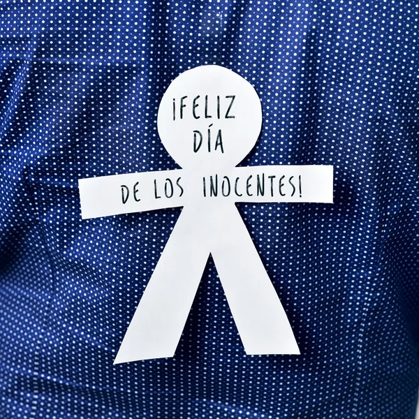 Papier homme avec le texte heureux innocents jour en espagnol — Photo