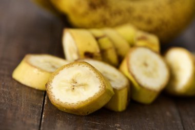 bir ahşap yüzeyde doğranmış muz