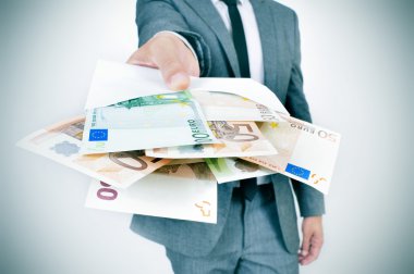 euro ürün reçetelerinin tam bir zarf veren adam
