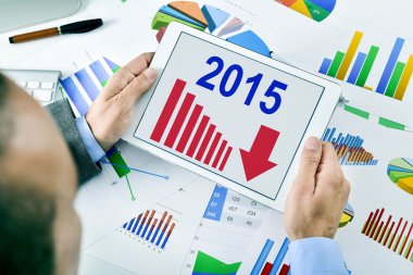 2015 sırasında bir düşme eğilimi olan bir grafik gözlemleyerek işadamı
