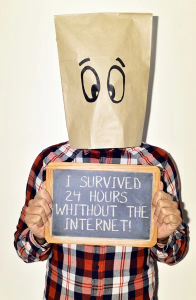 Homem e texto Eu sobrevivi 24 horas sem a internet — Fotografia de Stock