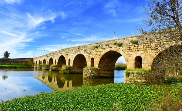 Puente Romano köprü Merida, İspanya — Stok fotoğraf