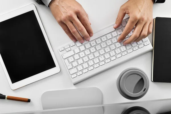 Homme d'affaires à son bureau — Photo