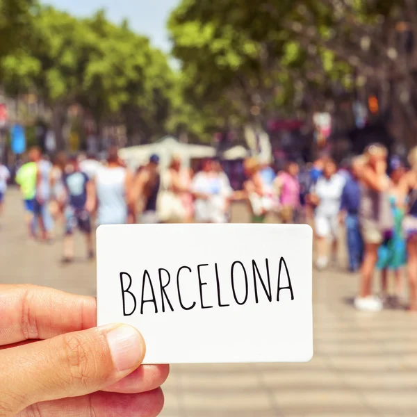 Mann in Las Ramblas zeigt ein Schild mit dem Wort barcelona — Stockfoto