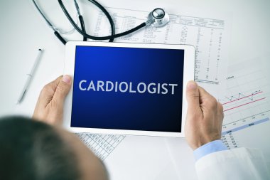 Doktor bir tablet ile kelime kardiyolog ile