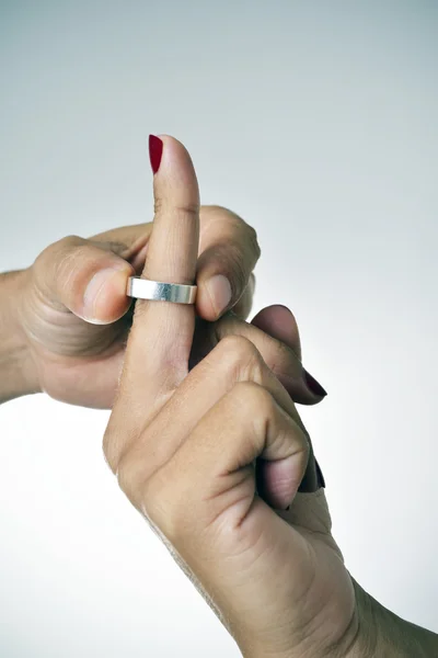 Man zetten of uitstellen van een ring van de vinger van een vrouw — Stockfoto