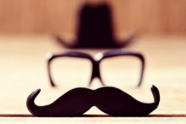 Bigote, gafas y sombrero que forman la cara de un hombre — Foto de Stock