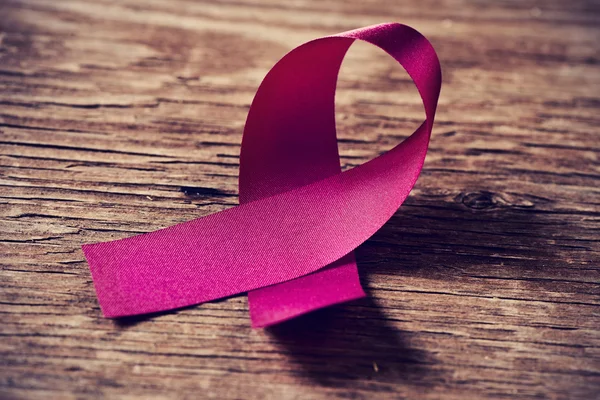 粉红色的丝带，象征着乳腺癌的认识 — 图库照片