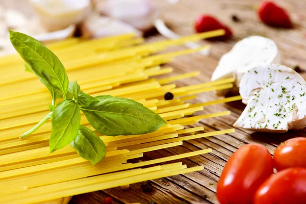 Esparguete, cogumelos e tomates cereja — Fotografia de Stock