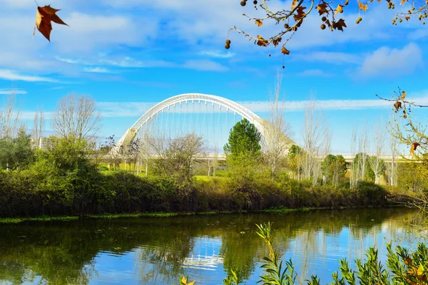 Rio Guadiana e ponte Lusitânia em Mérida, Espanha — Fotografia de Stock